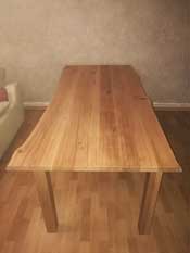 Massivholztisch aus Eiche mit Baumkante