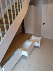 Sitzbank unter der Treppe
