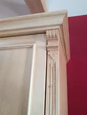 Bauernschrank mit Rahmentüren und Holzleiter