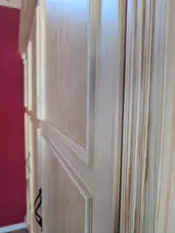 Bauernschrank mit Rahmentüren und Holzleiter