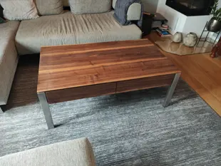 Couchtisch aus edlem Nussbaum und massiven Edelstahl